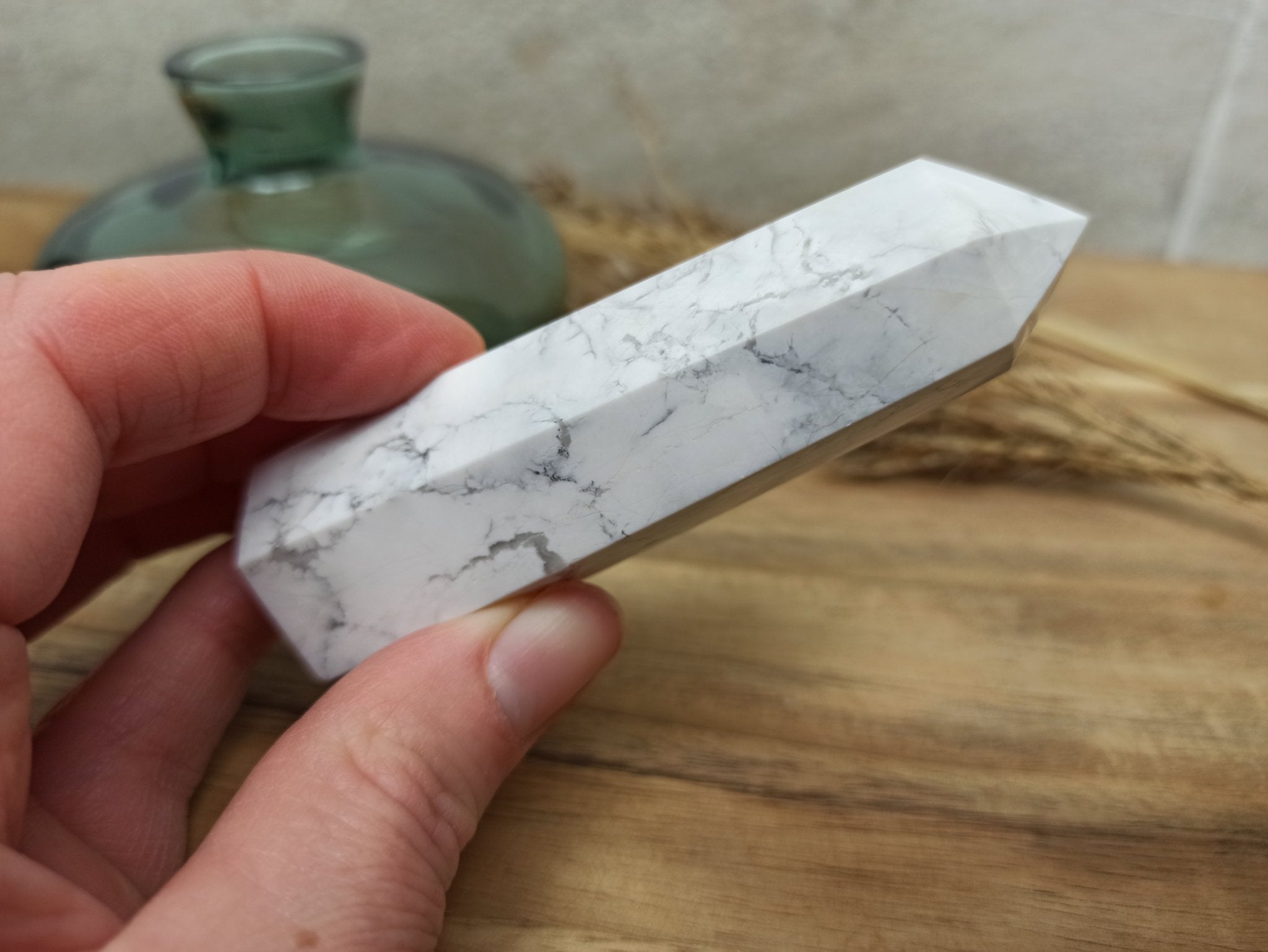 Howliet geslepen punt | 8,5 cm / 100 g – curated crystal by Marga Jacobs | rust, symboliek en intuïtieve zelfzorg