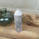 Howliet geslepen punt | 9 cm / 115 g – curated crystal by Marga Jacobs | rust, symboliek en intuïtieve zelfzorg