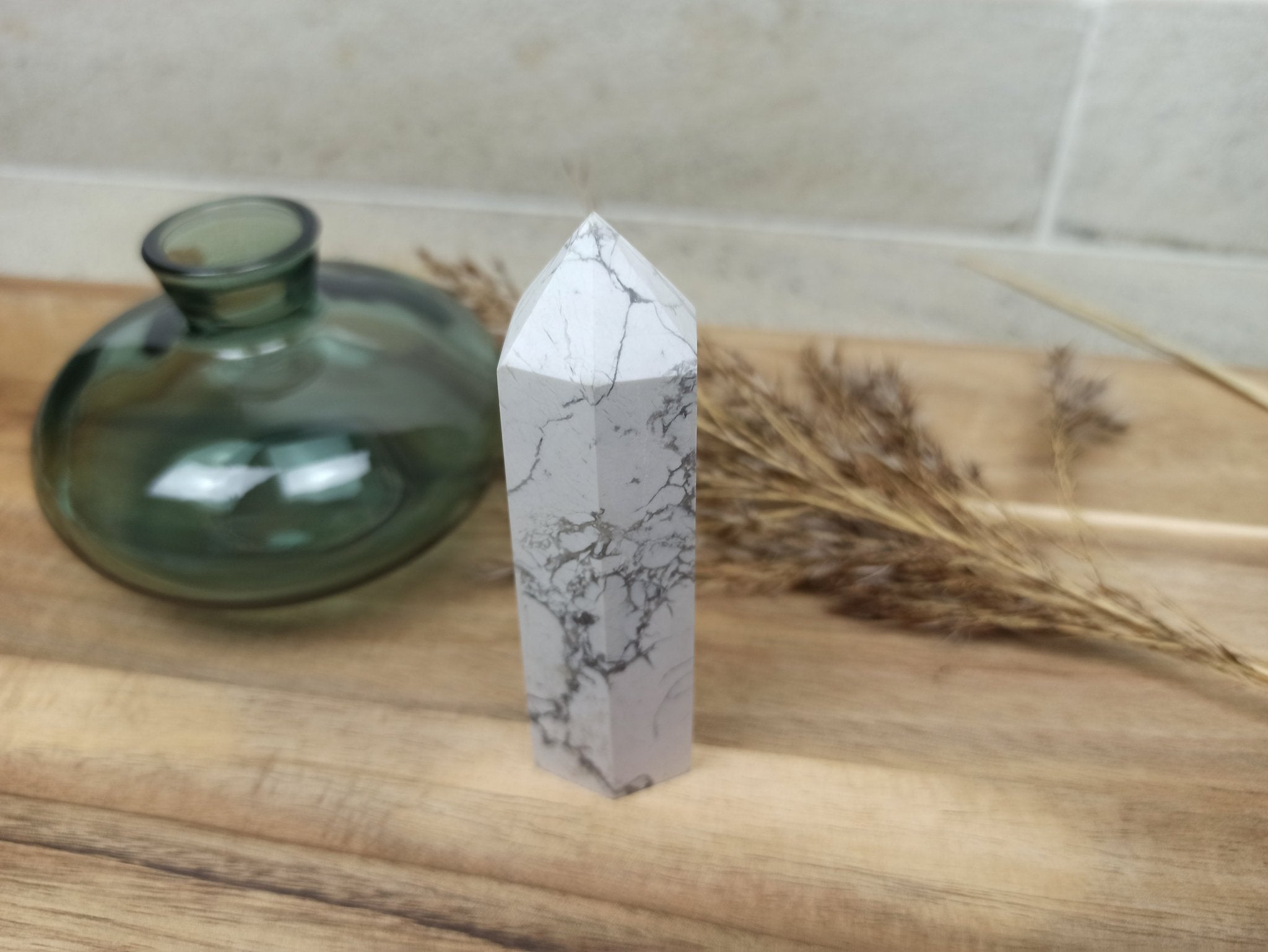 Howliet geslepen punt | 9 cm / 115 g – curated crystal by Marga Jacobs | rust, symboliek en intuïtieve zelfzorg