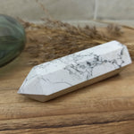 Howliet geslepen punt | 9 cm / 115 g – curated crystal by Marga Jacobs | rust, symboliek en intuïtieve zelfzorg