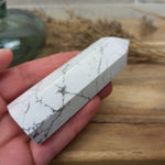 Howliet geslepen punt | 9 cm / 115 g – curated crystal by Marga Jacobs | rust, symboliek en intuïtieve zelfzorg