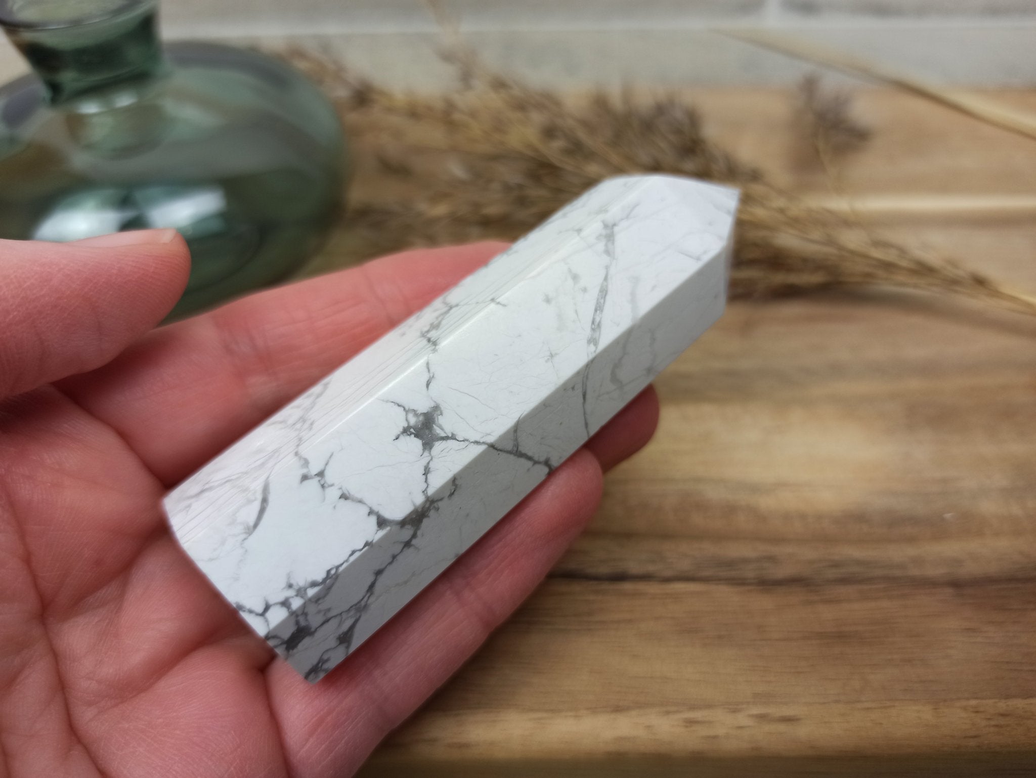 Howliet geslepen punt | 9 cm / 115 g – curated crystal by Marga Jacobs | rust, symboliek en intuïtieve zelfzorg