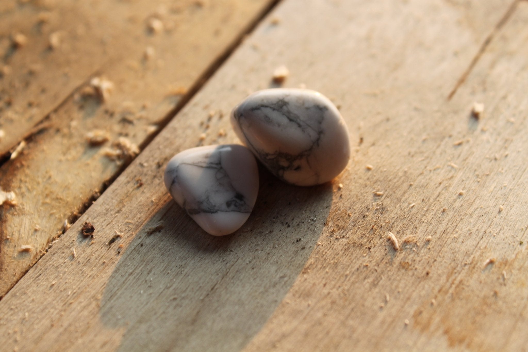 Howliet trommelstenen – curated crystal by Marga Jacobs | rust, symboliek en intuïtieve zelfzorg