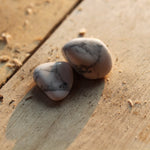 Howliet trommelstenen – curated crystal by Marga Jacobs | rust, symboliek en intuïtieve zelfzorg