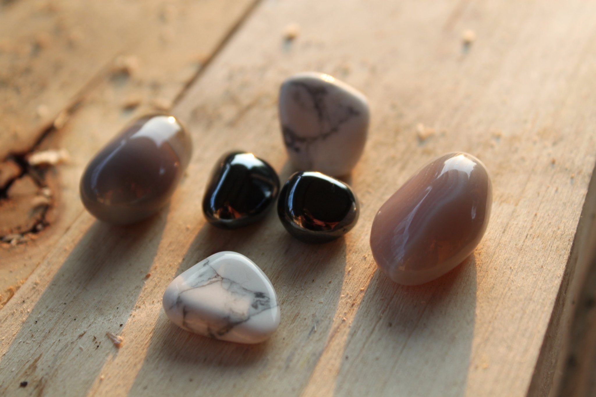 Howliet trommelstenen – curated crystal by Marga Jacobs | rust, symboliek en intuïtieve zelfzorg