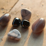 Howliet trommelstenen – curated crystal by Marga Jacobs | rust, symboliek en intuïtieve zelfzorg