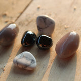 Howliet trommelstenen – curated crystal by Marga Jacobs | rust, symboliek en intuïtieve zelfzorg