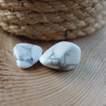 Howliet trommelstenen – curated crystal by Marga Jacobs | rust, symboliek en intuïtieve zelfzorg