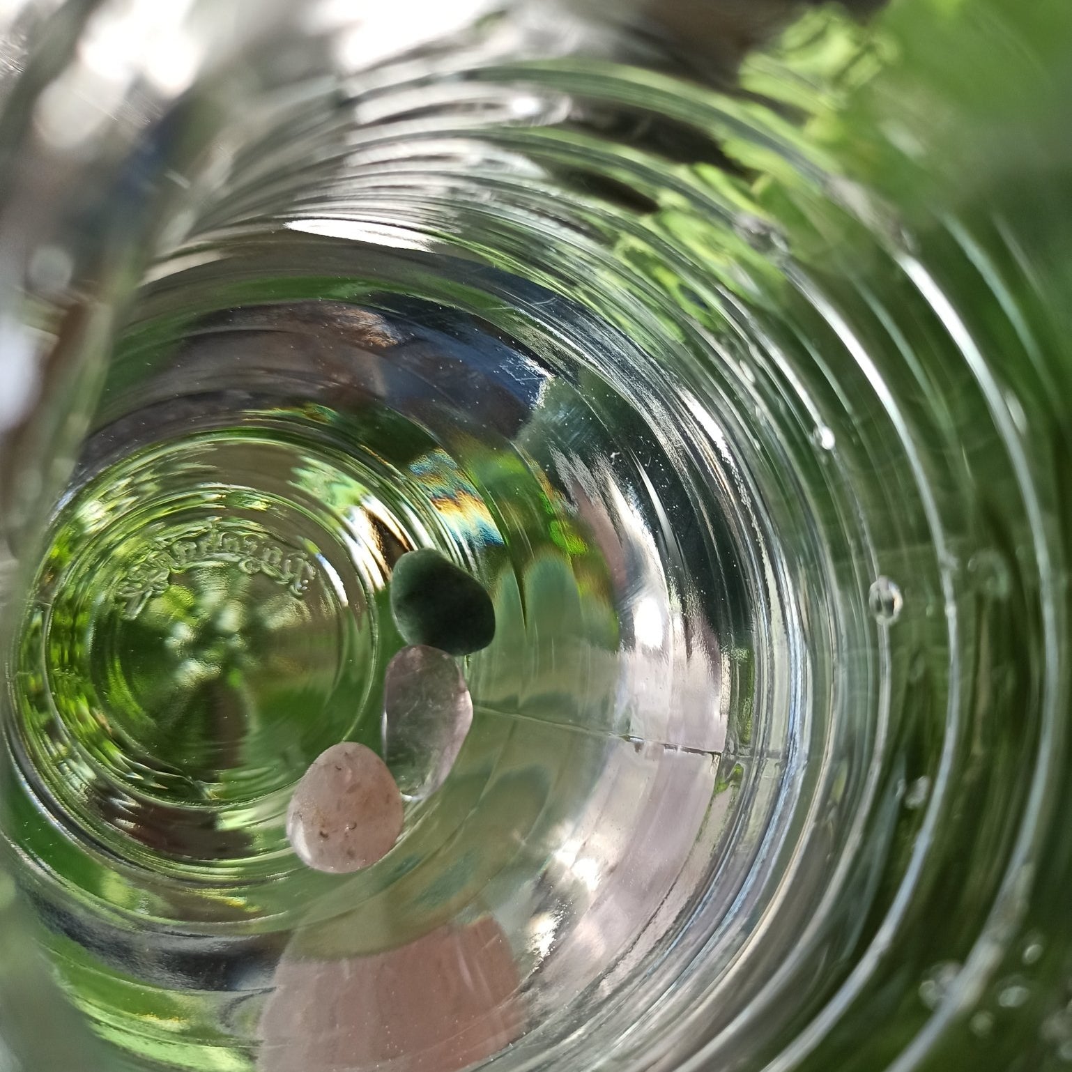 Huidverzorgende edelsteenwaterset – curated crystal by Marga Jacobs | rust, symboliek en intuïtieve zelfzorg