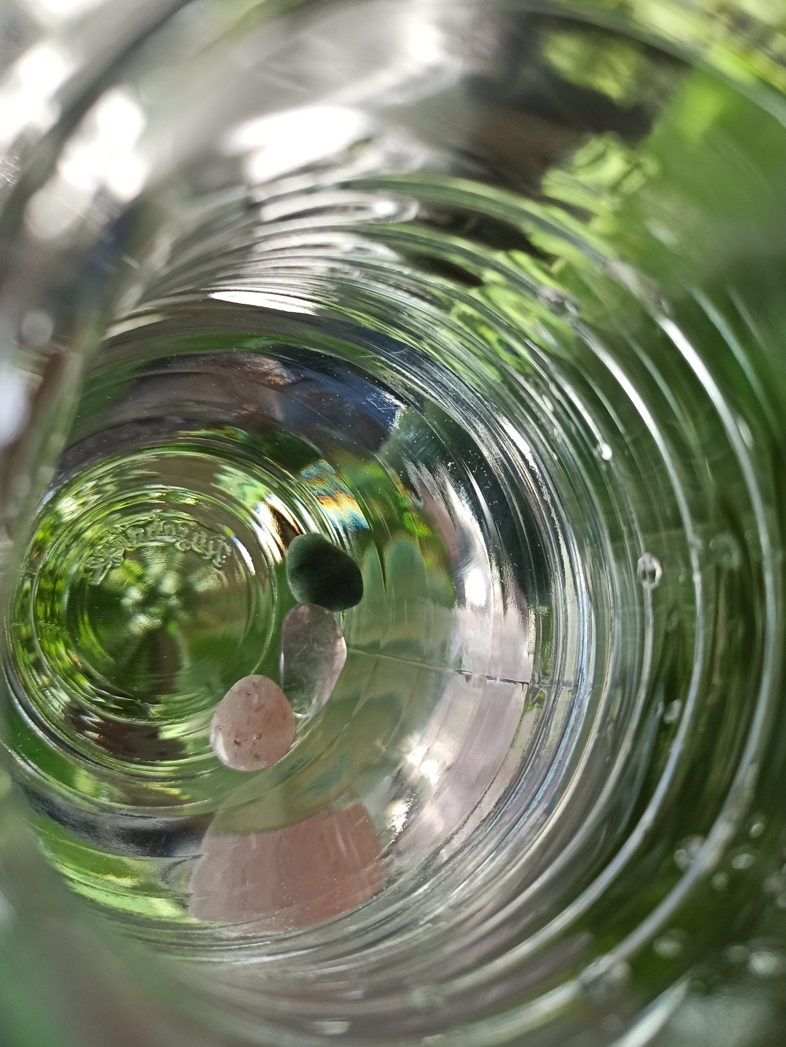 Huidverzorgende edelsteenwaterset – curated crystal by Marga Jacobs | rust, symboliek en intuïtieve zelfzorg