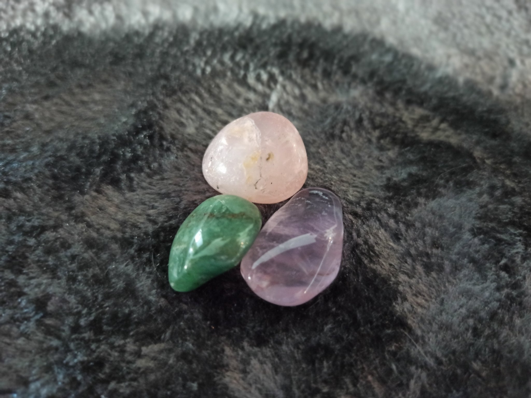 Huidverzorgende edelsteenwaterset – curated crystal by Marga Jacobs | rust, symboliek en intuïtieve zelfzorg