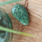 Idocraas trommelstenen – curated crystal by Marga Jacobs | rust, symboliek en intuïtieve zelfzorg