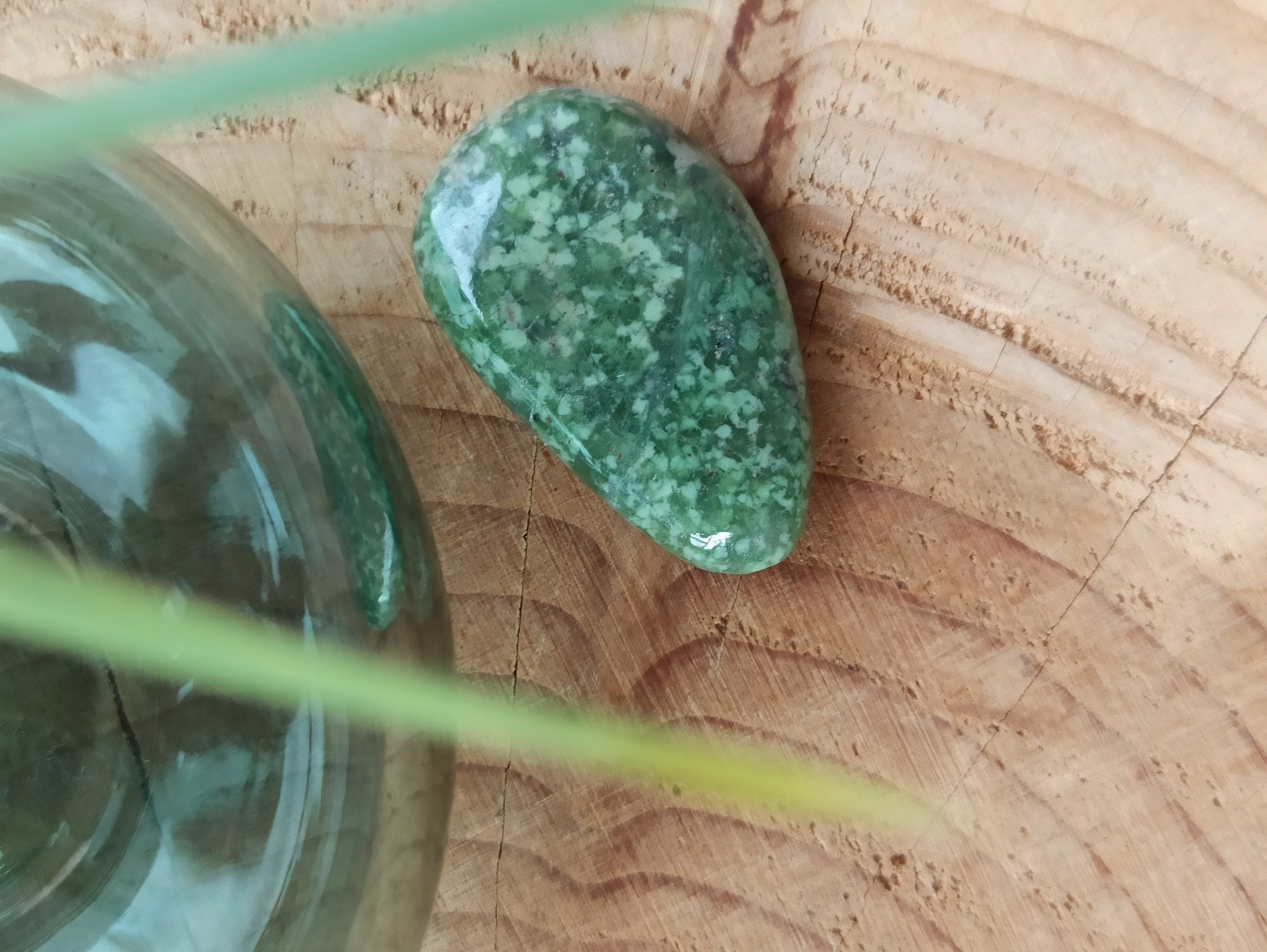 Idocraas trommelstenen – curated crystal by Marga Jacobs | rust, symboliek en intuïtieve zelfzorg