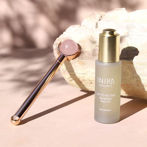 INIKA Rose Crystal Quartz Roller – curated crystal by Marga Jacobs | rust, symboliek en intuïtieve zelfzorg