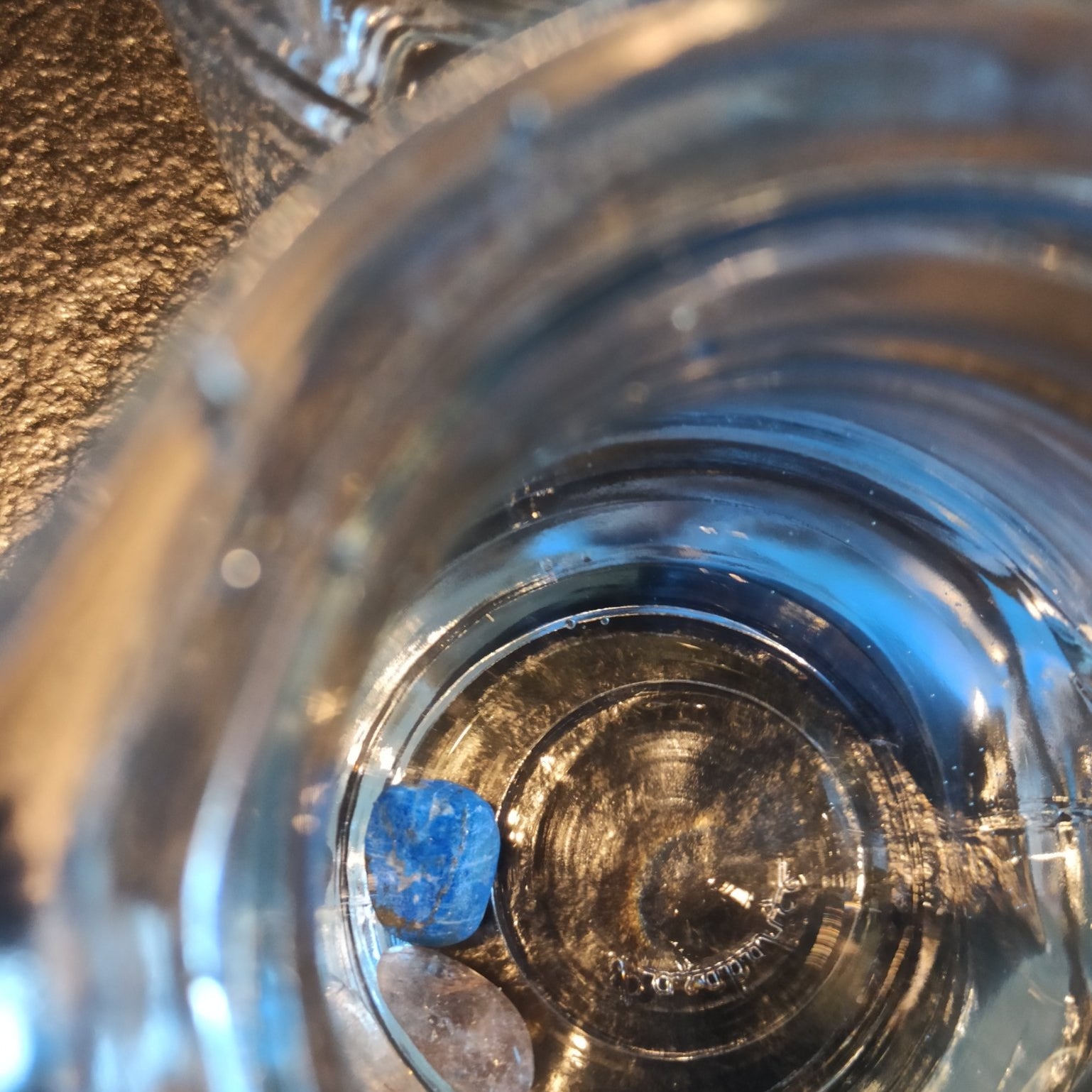 Inspiratie edelsteenwaterset – curated crystal by Marga Jacobs | rust, symboliek en intuïtieve zelfzorg