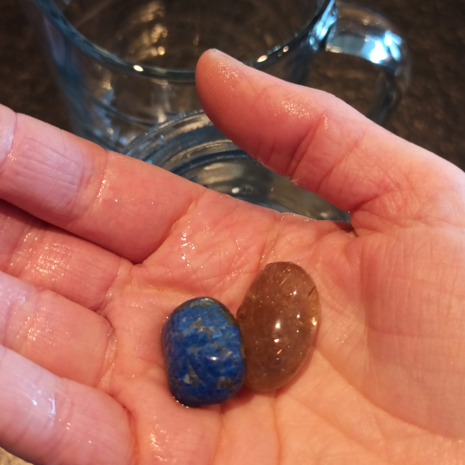 Inspiratie edelsteenwaterset – curated crystal by Marga Jacobs | rust, symboliek en intuïtieve zelfzorg