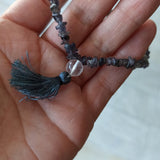 Ioliet edelsteen armband split met flosje – curated crystal by Marga Jacobs | rust, symboliek en intuïtieve zelfzorg