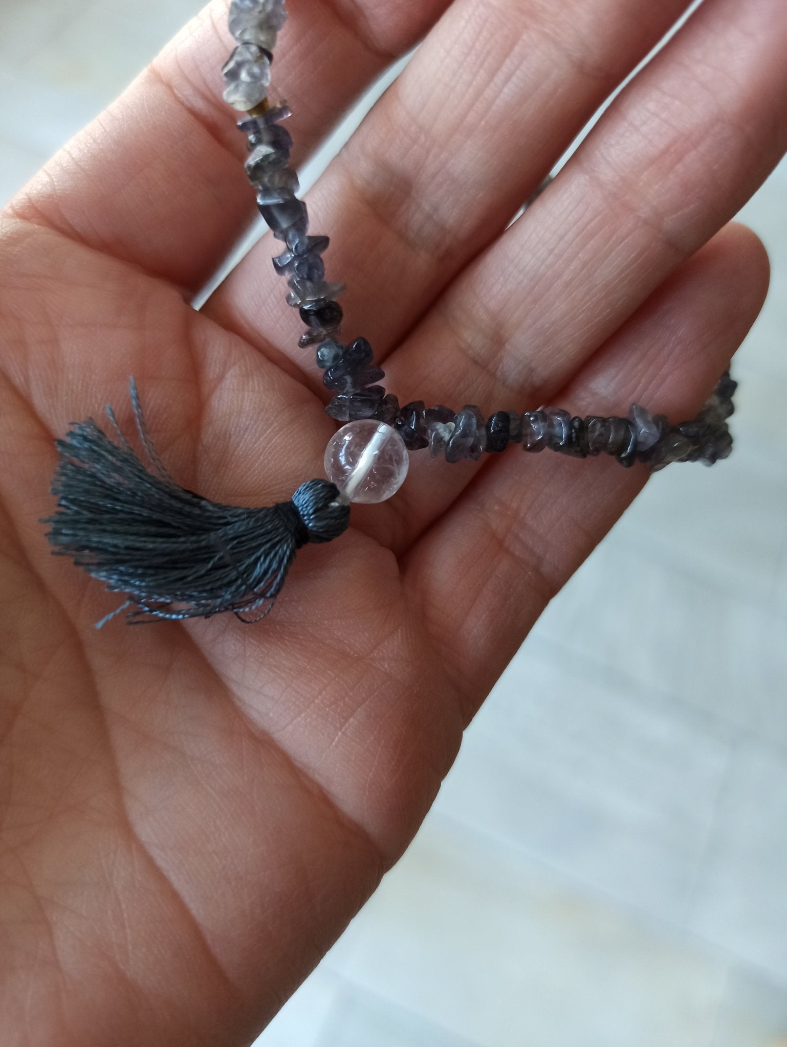 Ioliet edelsteen armband split met flosje – curated crystal by Marga Jacobs | rust, symboliek en intuïtieve zelfzorg