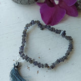 Ioliet edelsteen armband split met flosje – curated crystal by Marga Jacobs | rust, symboliek en intuïtieve zelfzorg