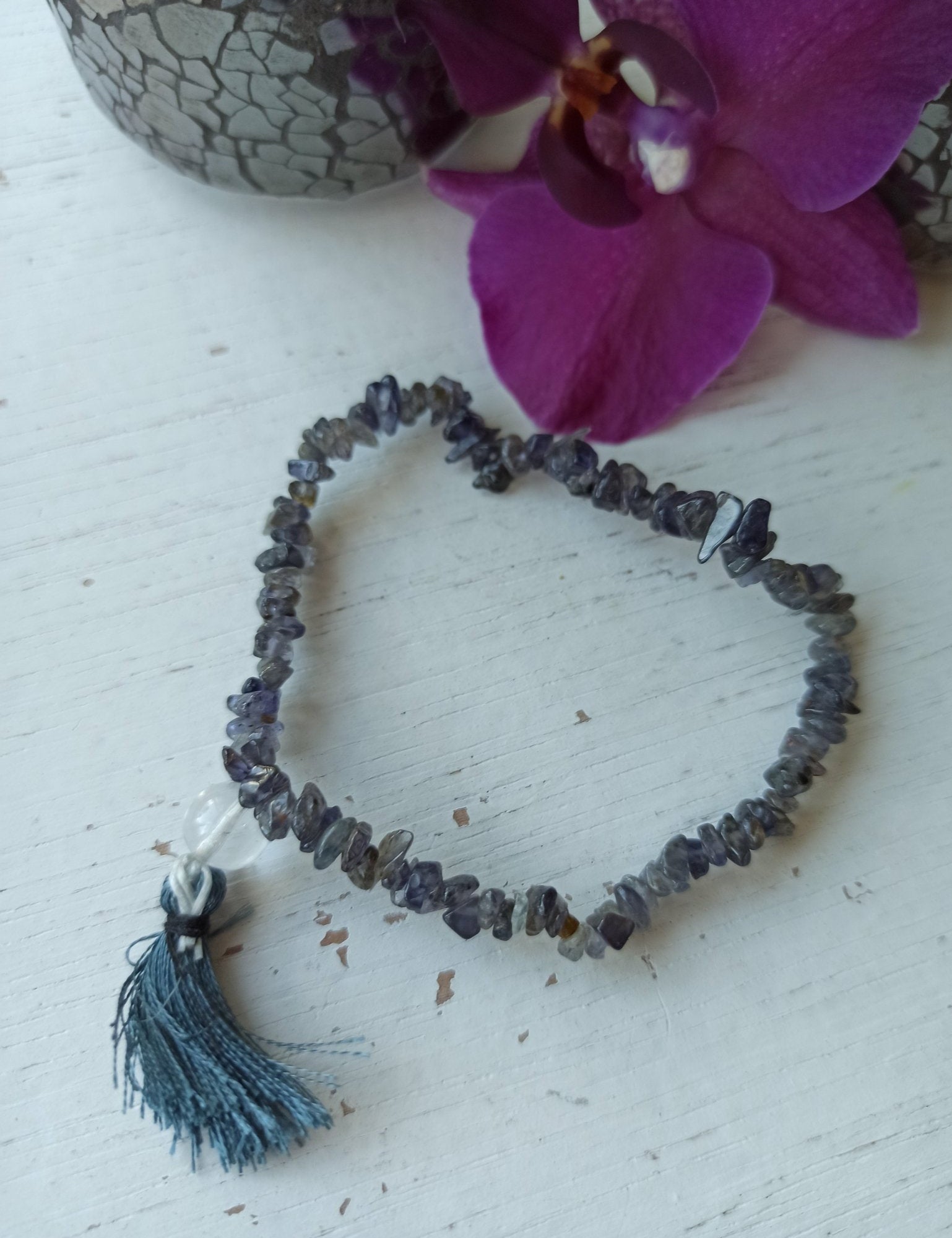 Ioliet edelsteen armband split met flosje – curated crystal by Marga Jacobs | rust, symboliek en intuïtieve zelfzorg