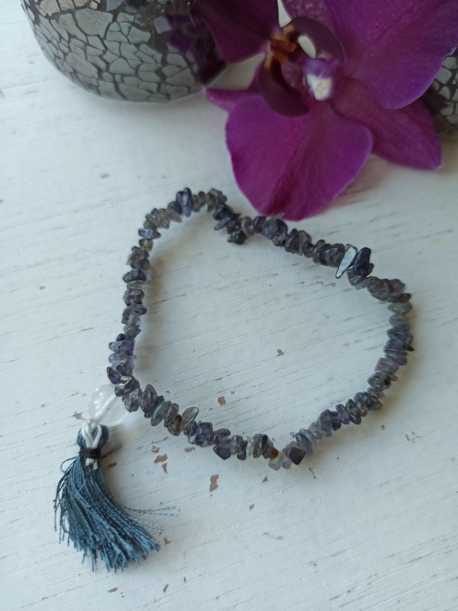 Ioliet edelsteen armband split met flosje – curated crystal by Marga Jacobs | rust, symboliek en intuïtieve zelfzorg