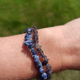 Ioliet edelsteen armband split met flosje – curated crystal by Marga Jacobs | rust, symboliek en intuïtieve zelfzorg