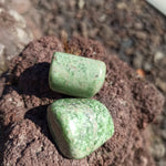 Jade trommelstenen – curated crystal by Marga Jacobs | rust, symboliek en intuïtieve zelfzorg