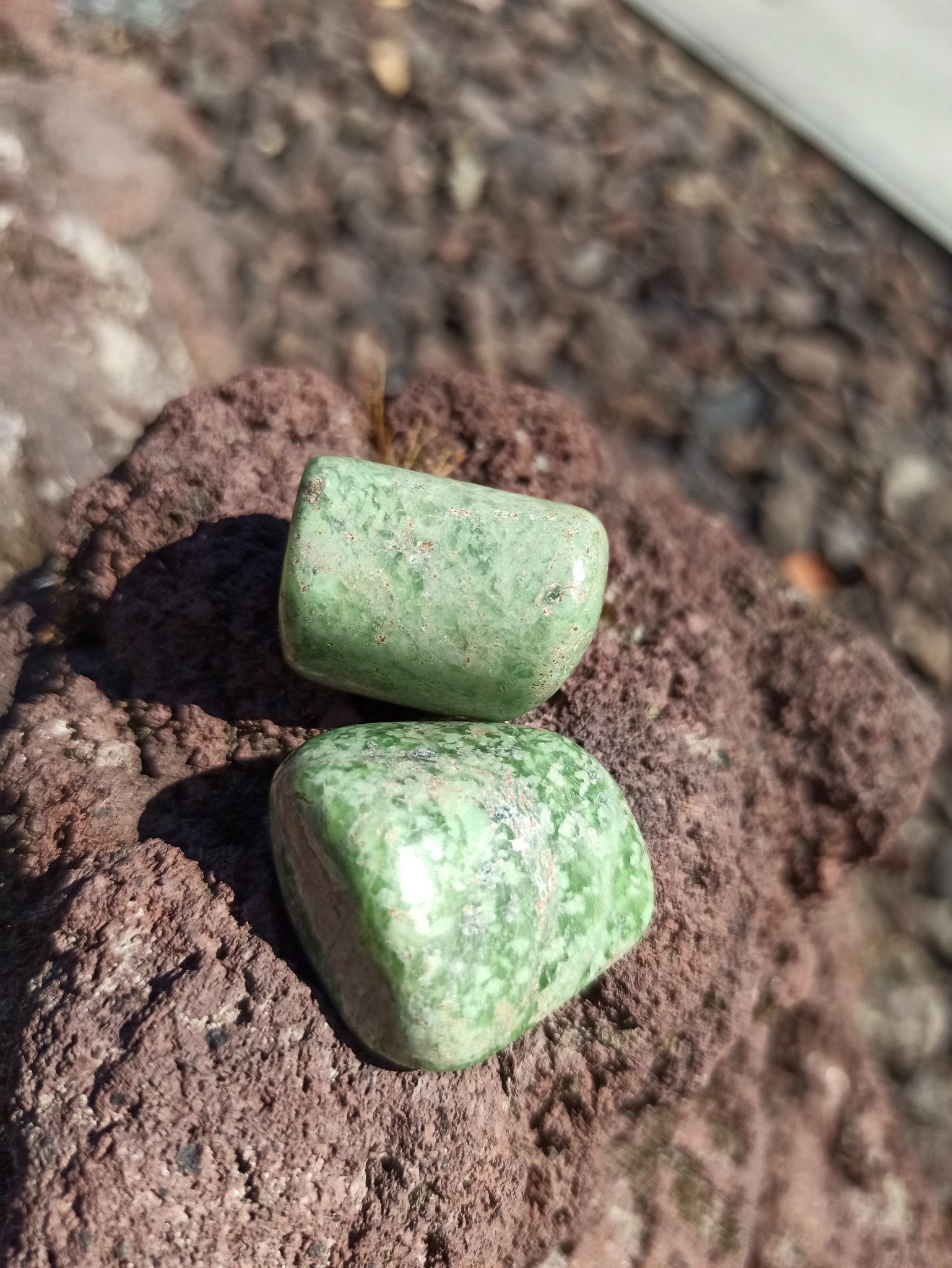 Jade trommelstenen – curated crystal by Marga Jacobs | rust, symboliek en intuïtieve zelfzorg