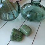 Jade trommelstenen – curated crystal by Marga Jacobs | rust, symboliek en intuïtieve zelfzorg