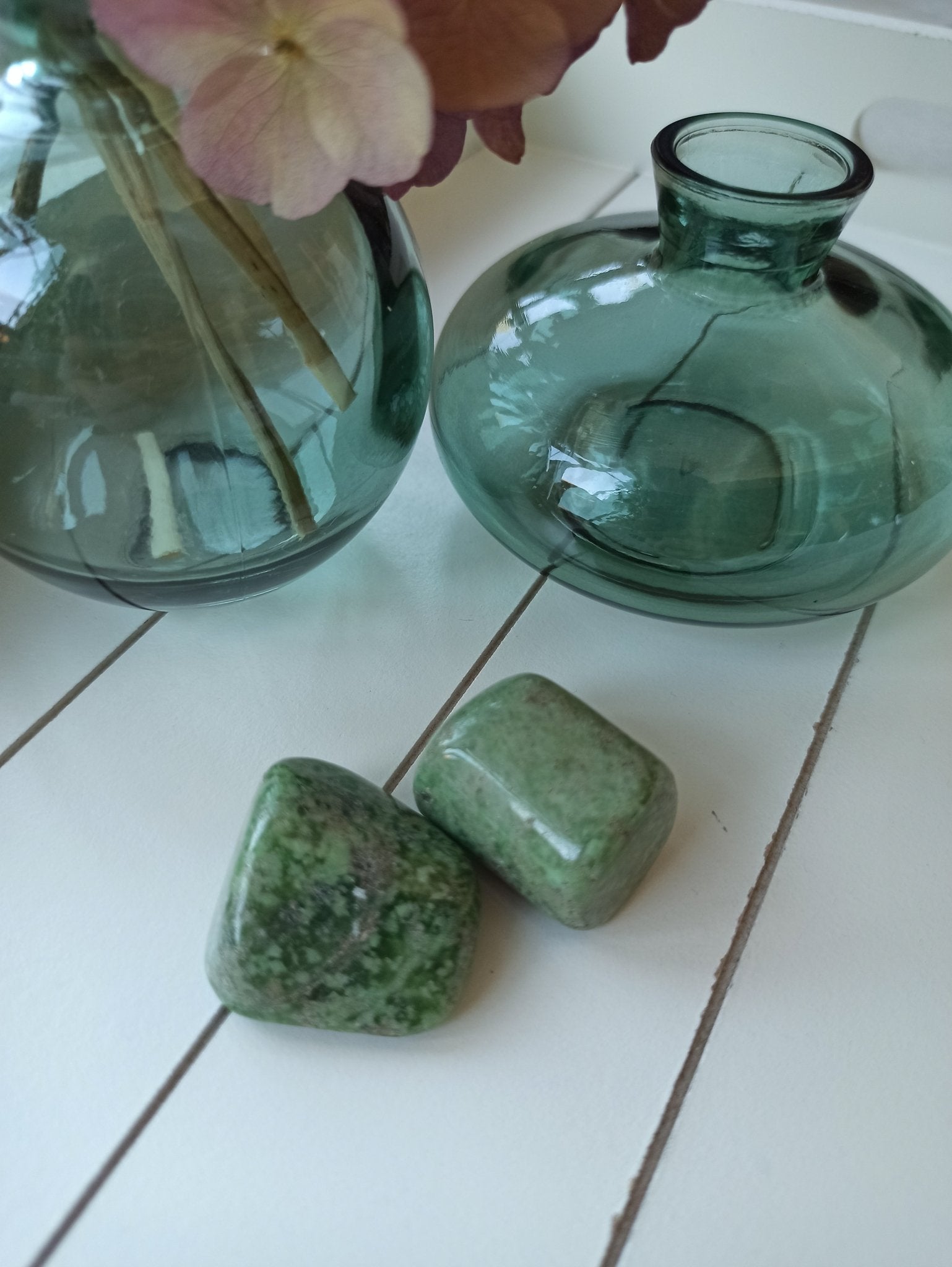 Jade trommelstenen – curated crystal by Marga Jacobs | rust, symboliek en intuïtieve zelfzorg