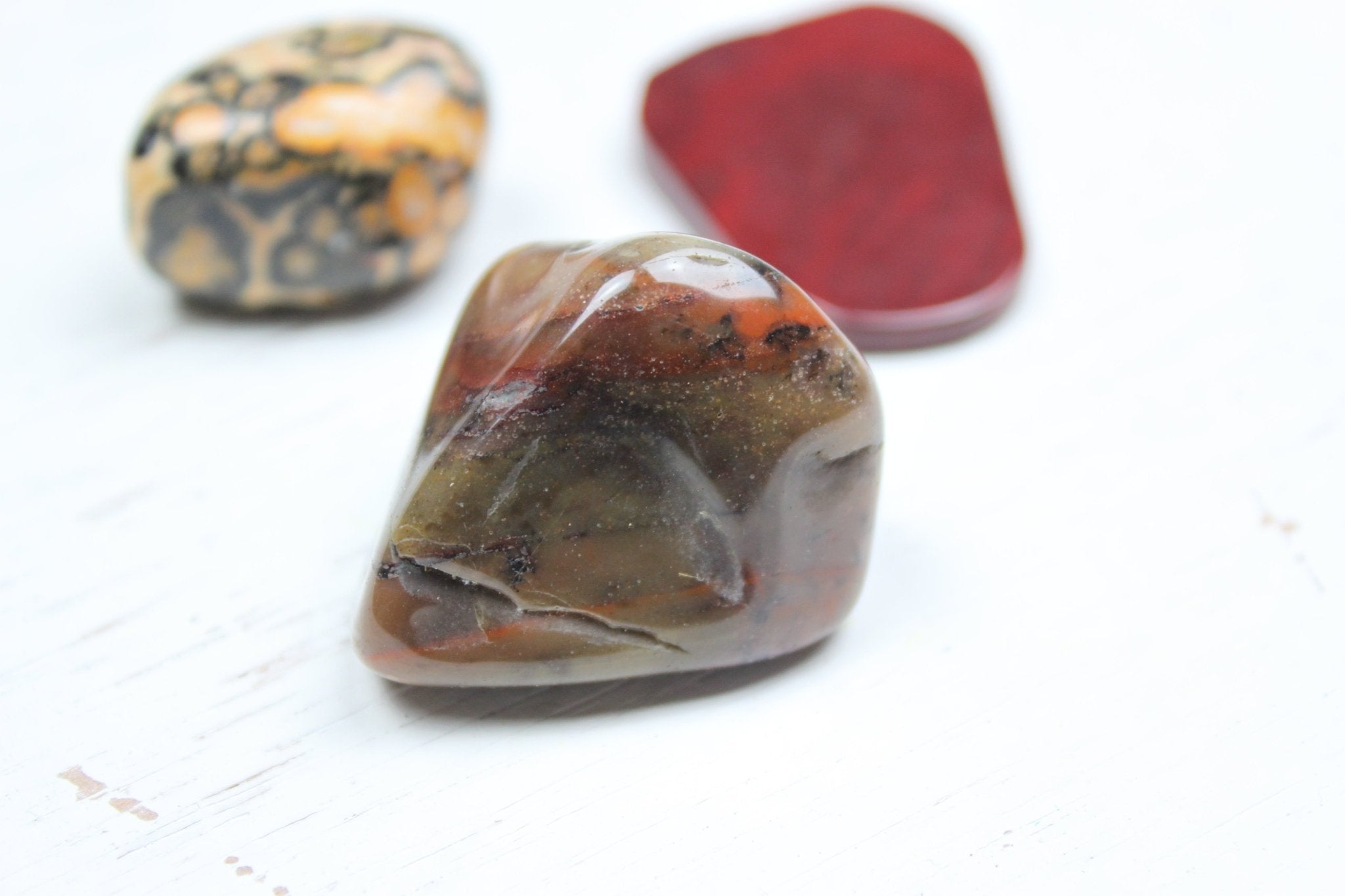 Jaspis trommelstenen – curated crystal by Marga Jacobs | rust, symboliek en intuïtieve zelfzorg