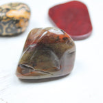 Jaspis trommelstenen – curated crystal by Marga Jacobs | rust, symboliek en intuïtieve zelfzorg