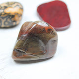 Jaspis trommelstenen – curated crystal by Marga Jacobs | rust, symboliek en intuïtieve zelfzorg