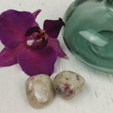 Kakortokiet trommelstenen – curated crystal by Marga Jacobs | rust, symboliek en intuïtieve zelfzorg