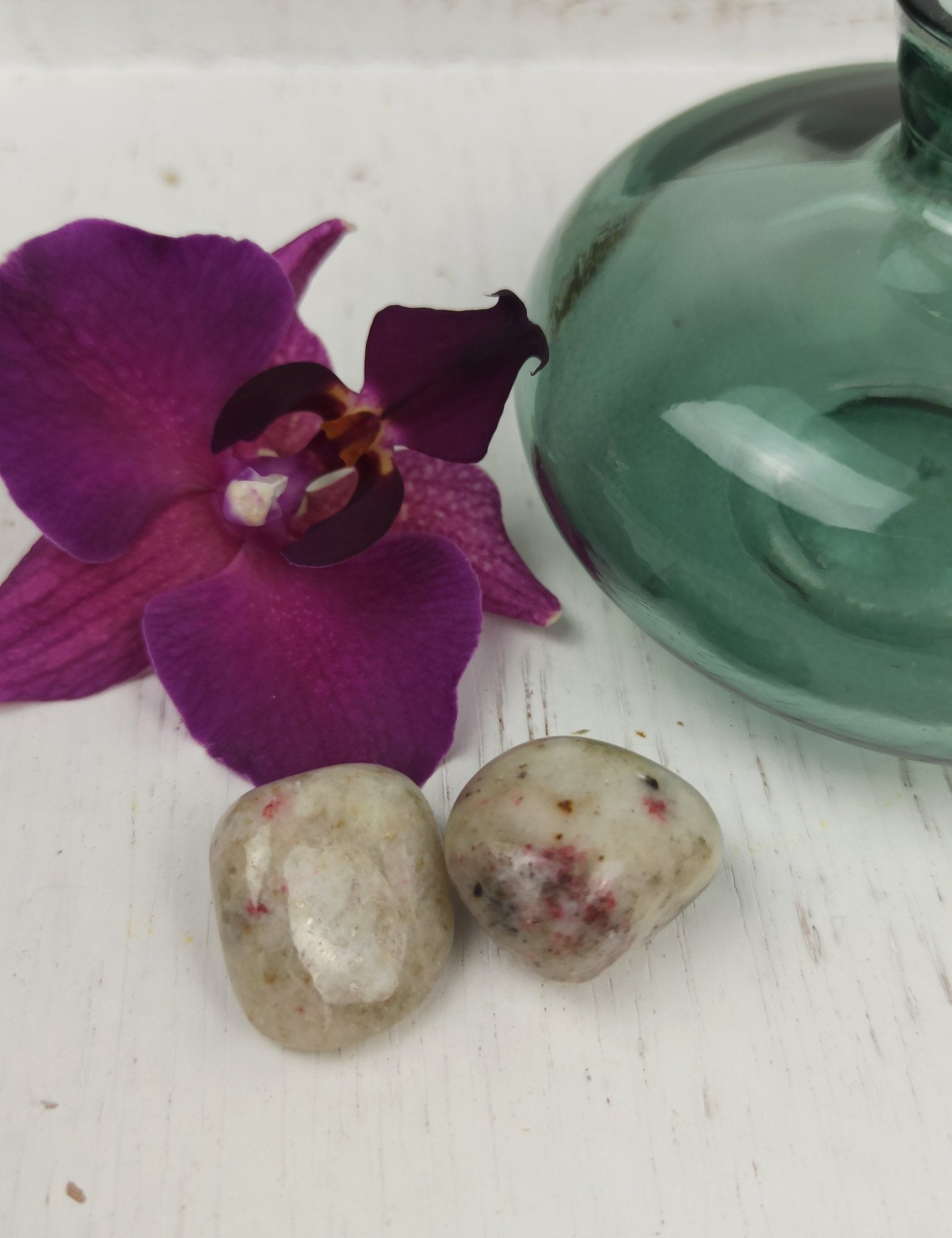 Kakortokiet trommelstenen – curated crystal by Marga Jacobs | rust, symboliek en intuïtieve zelfzorg