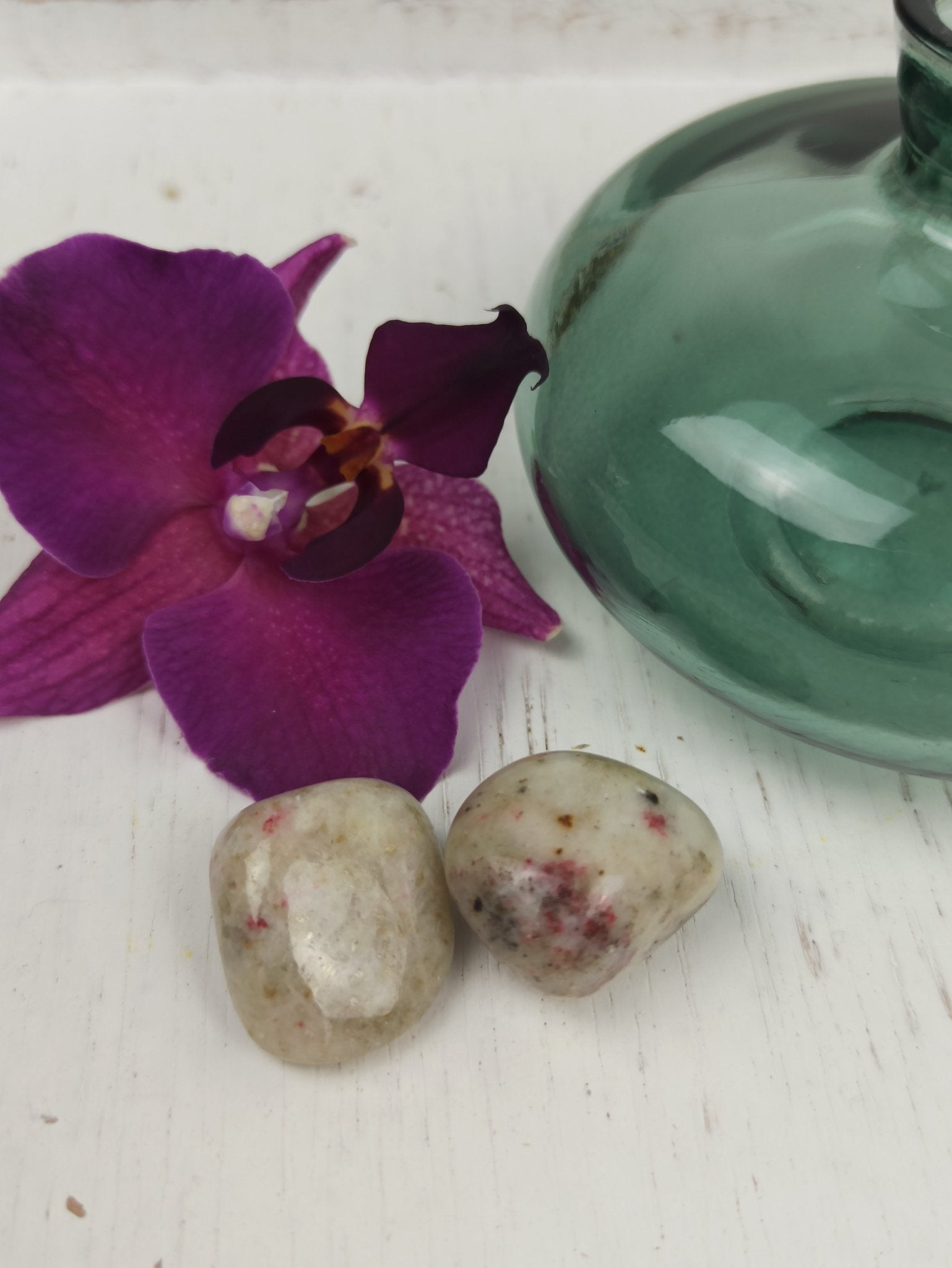 Kakortokiet trommelstenen – curated crystal by Marga Jacobs | rust, symboliek en intuïtieve zelfzorg