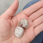 Kakortokiet trommelstenen – curated crystal by Marga Jacobs | rust, symboliek en intuïtieve zelfzorg