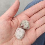 Kakortokiet trommelstenen – curated crystal by Marga Jacobs | rust, symboliek en intuïtieve zelfzorg