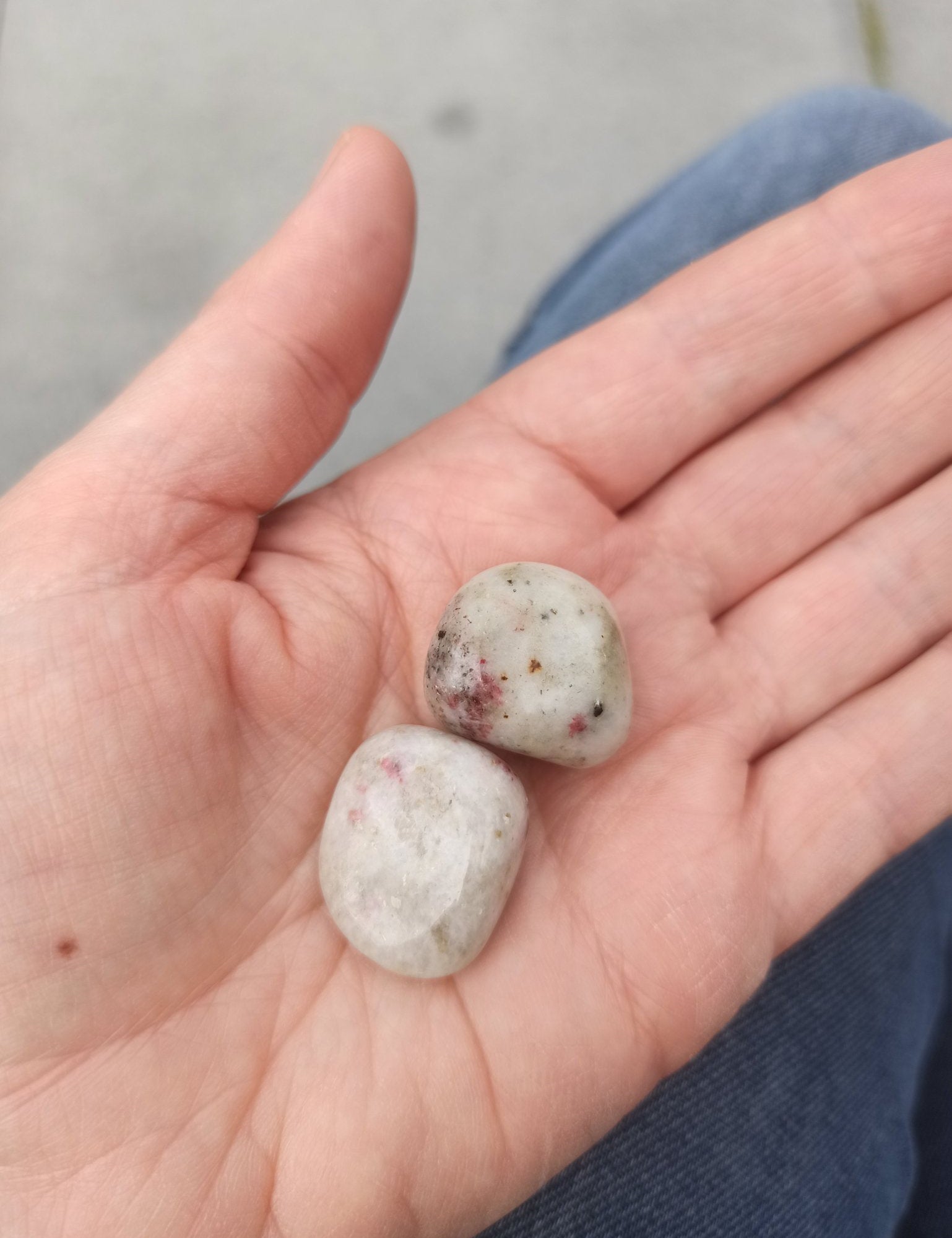 Kakortokiet trommelstenen – curated crystal by Marga Jacobs | rust, symboliek en intuïtieve zelfzorg