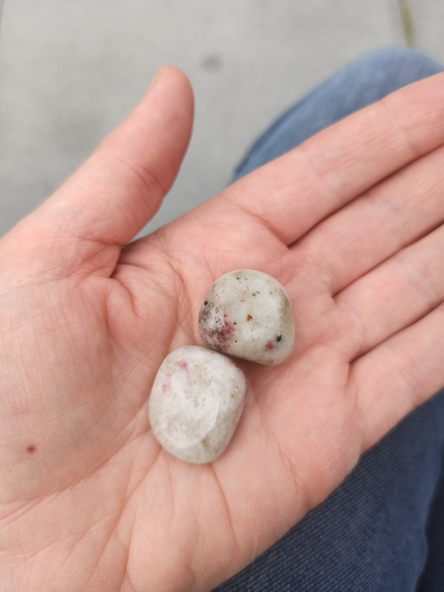 Kakortokiet trommelstenen – curated crystal by Marga Jacobs | rust, symboliek en intuïtieve zelfzorg