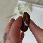 Kattenoog trommelstenen – curated crystal by Marga Jacobs | rust, symboliek en intuïtieve zelfzorg