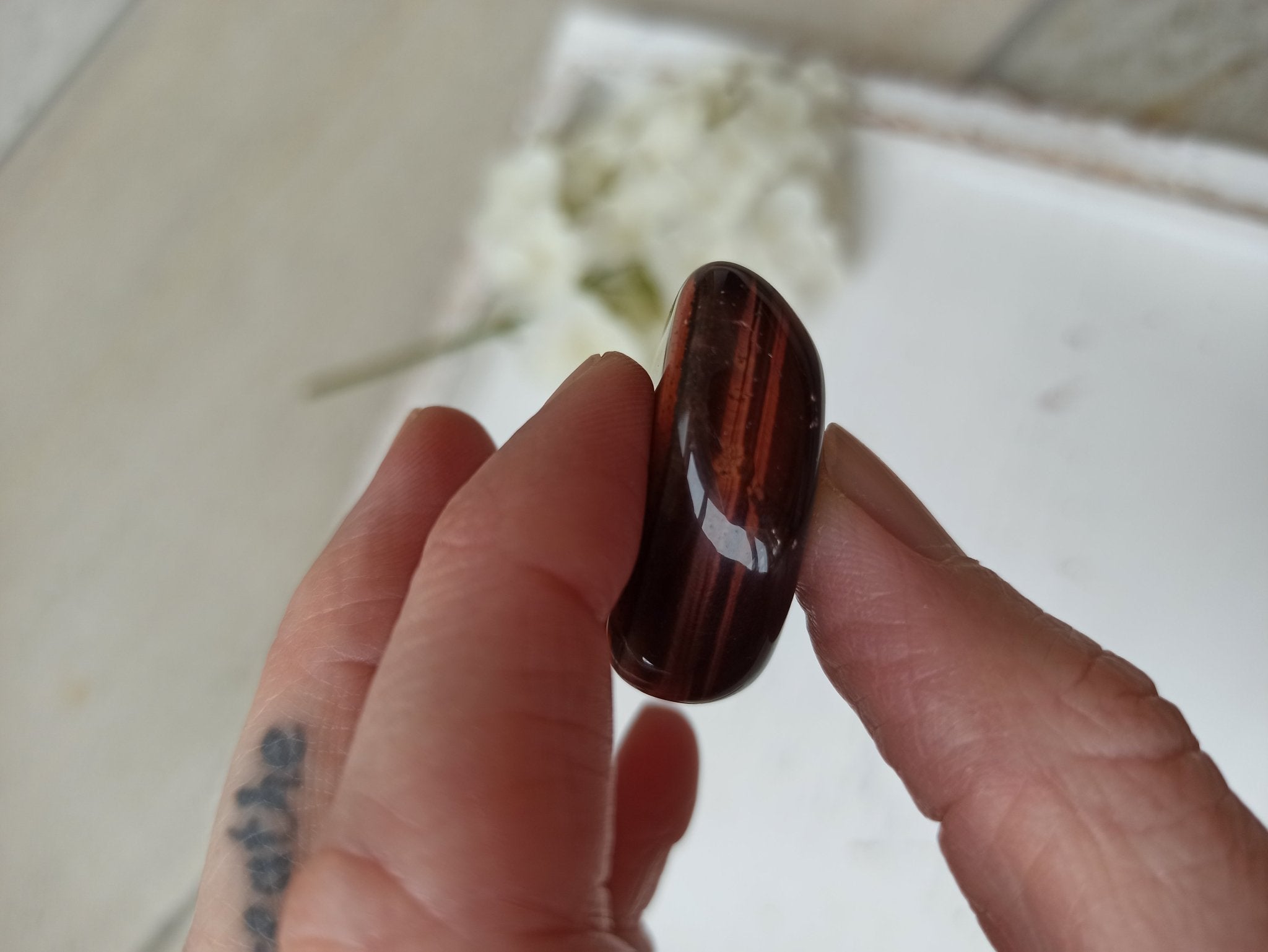 Kattenoog trommelstenen – curated crystal by Marga Jacobs | rust, symboliek en intuïtieve zelfzorg