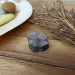 Kruissteen | ruw – curated crystal by Marga Jacobs | rust, symboliek en intuïtieve zelfzorg