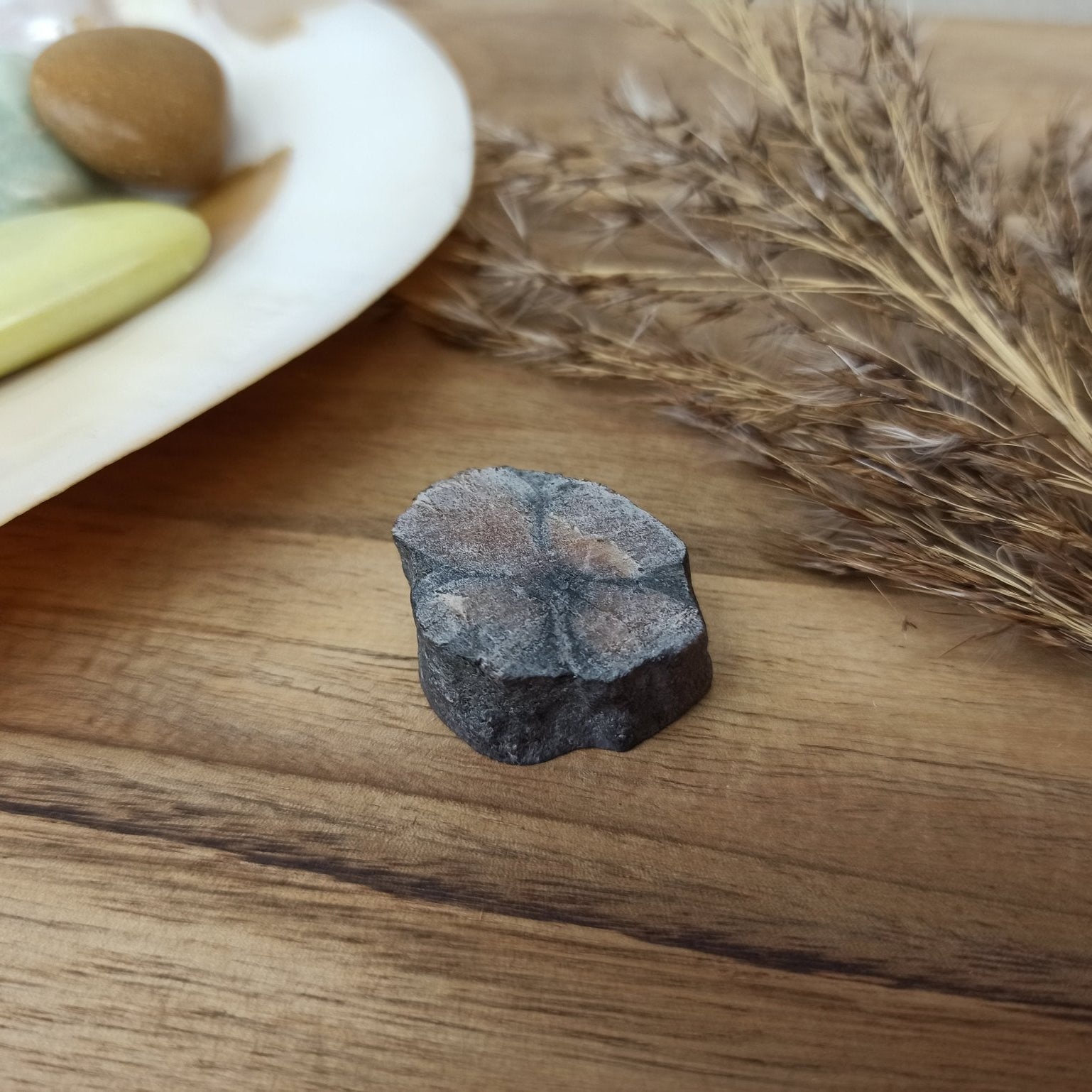 Kruissteen | ruw – curated crystal by Marga Jacobs | rust, symboliek en intuïtieve zelfzorg