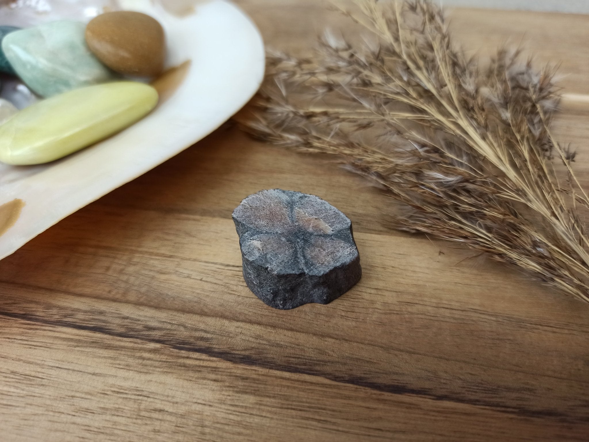 Kruissteen | ruw – curated crystal by Marga Jacobs | rust, symboliek en intuïtieve zelfzorg