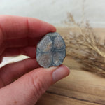 Kruissteen | ruw – curated crystal by Marga Jacobs | rust, symboliek en intuïtieve zelfzorg