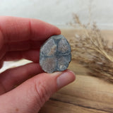 Kruissteen | ruw – curated crystal by Marga Jacobs | rust, symboliek en intuïtieve zelfzorg