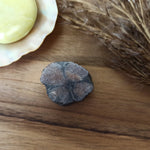 Kruissteen | ruw – curated crystal by Marga Jacobs | rust, symboliek en intuïtieve zelfzorg