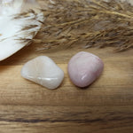 Kunziet trommelstenen – curated crystal by Marga Jacobs | rust, symboliek en intuïtieve zelfzorg