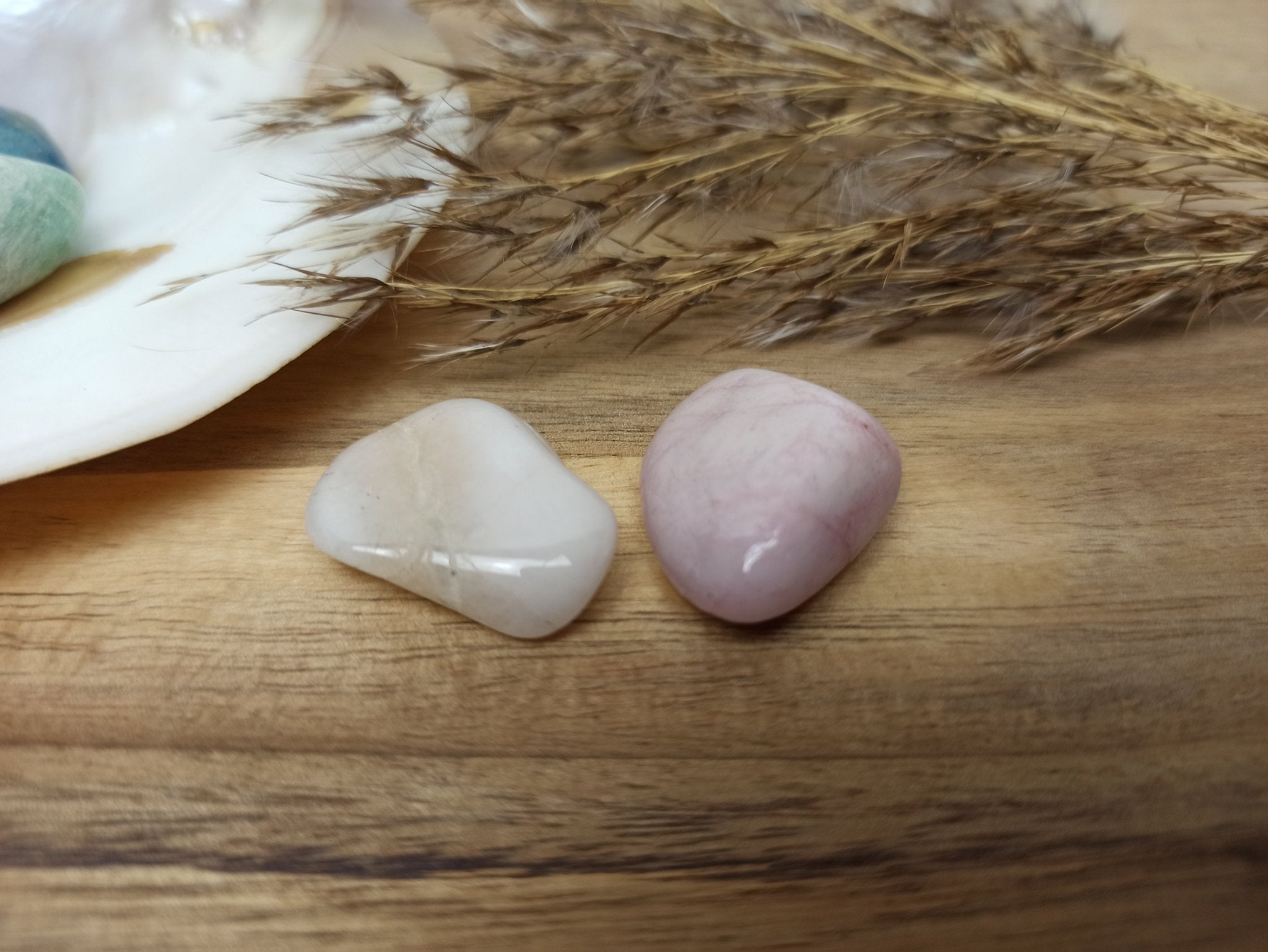 Kunziet trommelstenen – curated crystal by Marga Jacobs | rust, symboliek en intuïtieve zelfzorg